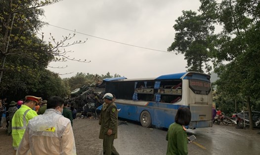 Hiện trường vụ tai nạn giữa xe khách và xe tải trên đường Hồ Chí Minh đoạn qua Hòa Bình. Ảnh CTV