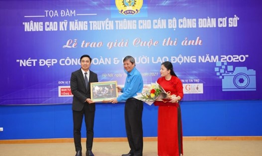 Phó Chủ tịch Thường trực Tổng LĐLĐVN Trần Thanh Hải (giữa) trao thưởng giải Đặc biệt cuộc thi ảnh "Nét đẹp Công đoàn và người lao động". Ảnh: TG