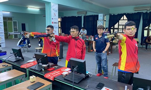 Xạ thủ Trần Quốc Cường (giữa) đội tuyển bắn súng Việt Nam đang quyết tâm giành vé dự Olympic Tokyo. Ảnh: T.S