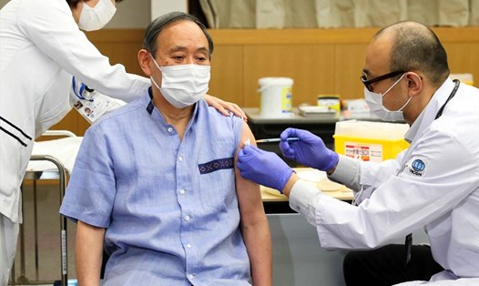 Thủ tướng Nhật Bản Suga Yoshihide tiêm vaccine COVID-19. Ảnh: AFP.