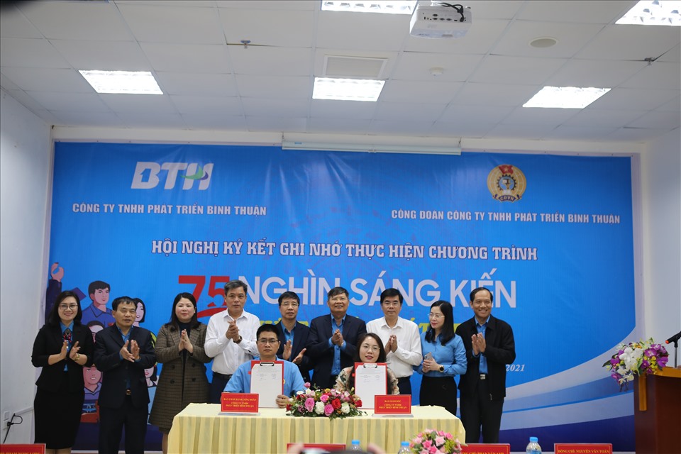 Công ty TNHH Phát triển Bình Thuận và Công đoàn cơ sở Công ty ký kết biên bản ghi nhớ. Ảnh: Bảo Hân