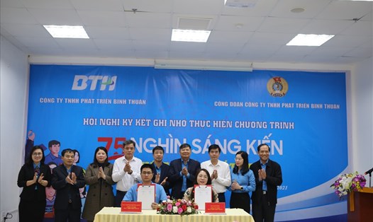 Công ty TNHH Phát triển Bình Thuận và Công đoàn cơ sở Công ty ký kết biên bản ghi nhớ. Ảnh: Bảo Hân