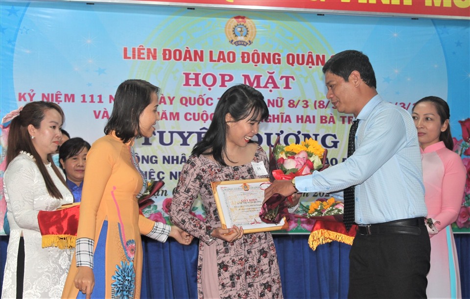Các nữ CNVCLĐ tiêu biểu nhận danh hiệu "Giỏi việc nước - Đảm việc nhà" do LĐLĐ Quận 6 khen thưởng. Ảnh Đức Long