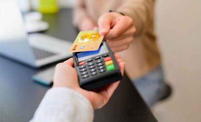 Thẻ chíp ghi nợ nội địa NCB sử dụng công nghệ “không chạm”. Ảnh: NCB