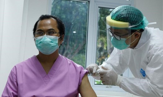 Nhân viên y tế Indonesia tiêm vaccine COVID-19 của Trung Quốc. Ảnh: Xinhua