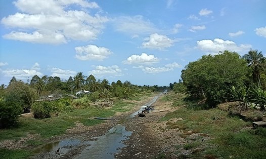 Vùng ngọt hóa tại Cà Mau  thường xuyên thiếu nước vào mùa khô gây khó khăn cho sản xuất, sinh hoạt của người dân. Ảnh: Nhật Hồ