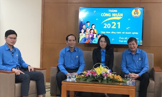 Phó Chủ tịch Thường trực Tổng Liên đoàn Lao động Việt Nam Trần Thanh Hải (ngoài cùng, bên phải) cùng lãnh đạo Ban Tuyên giáo, Ban Chính sách kinh tế xã hội và Thi đua khen thưởng trả lời những câu hỏi của công nhân lao động tại buổi toạ đàm trực tuyến về Tháng Công nhân 2021 diễn ra chiều 16.3. Ảnh: Bảo Hân