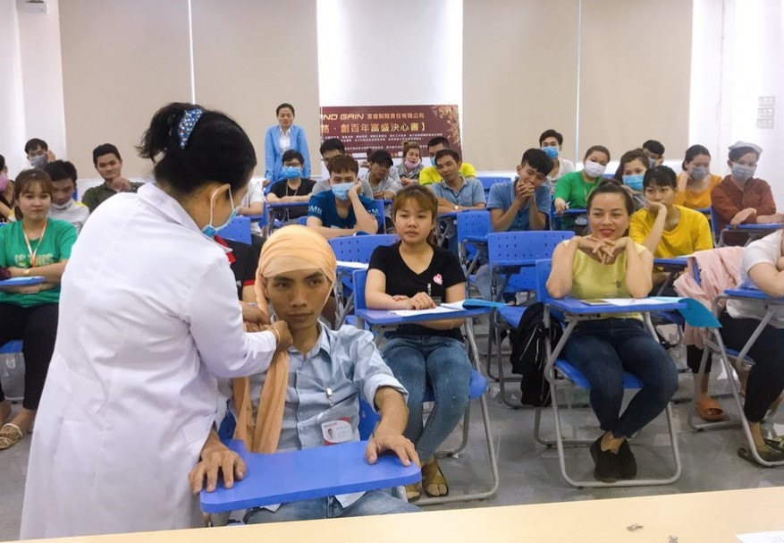 Công nhân tập huấn sơ cấp cứu cho đồng nghiệp phòng khi xảy ra tai nạn. Ảnh: LĐLĐ tỉnh Bình Phước