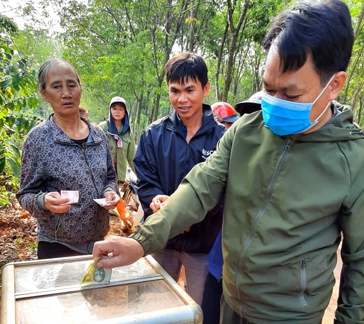Người dân ủng hộ tiền để tổ chức mai táng cho bà Tốt. Ảnh: Bảo Ngọc
