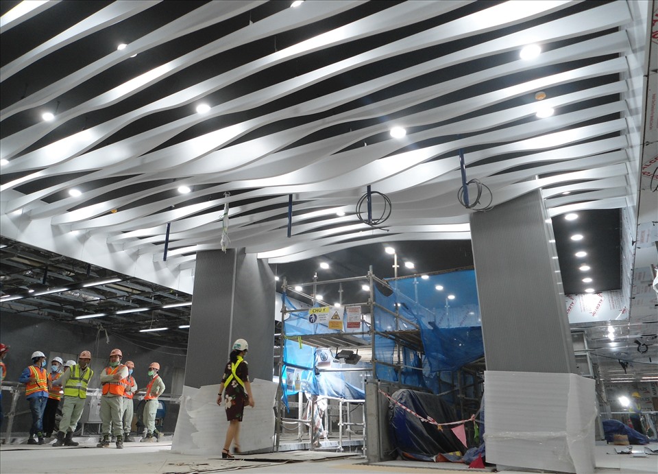 Trần nhà ga ngầm Ba Son có tông màu chính là trắng và có các hoa văn mang hình sóng nước tương ứng như ở sông Sài Gòn kế bên. Ảnh: Minh Quân