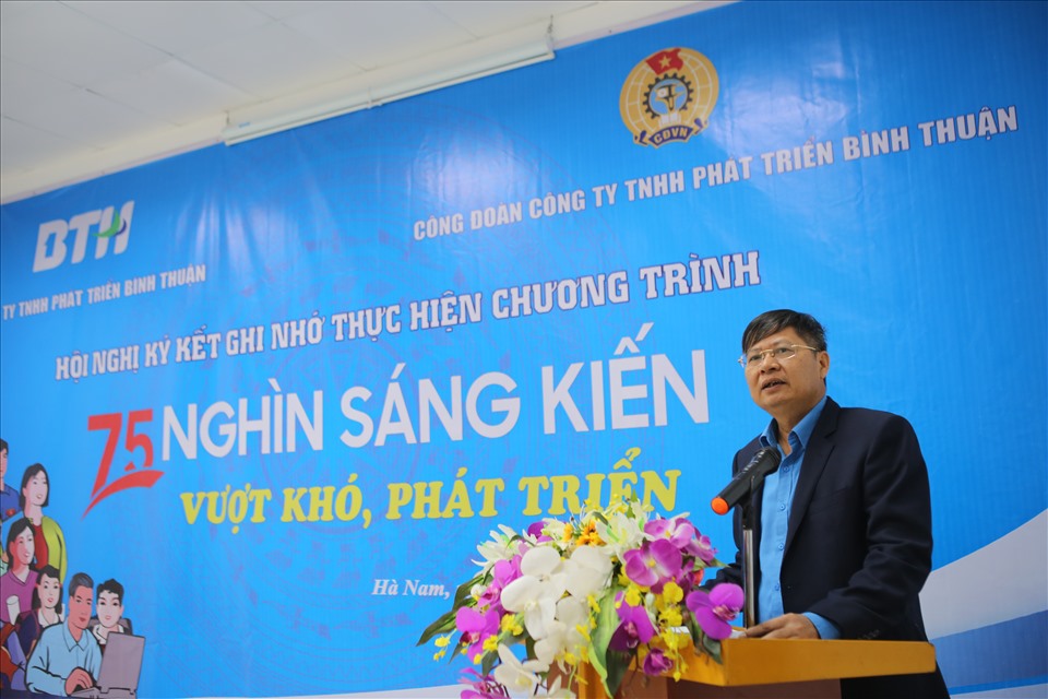Ông Phan Văn Anh - Phó Chủ tịch Tổng LĐLĐVN - phát biểu tại hội nghị ký kết biên bản ghi nhớ. Ảnh: Bảo Hân