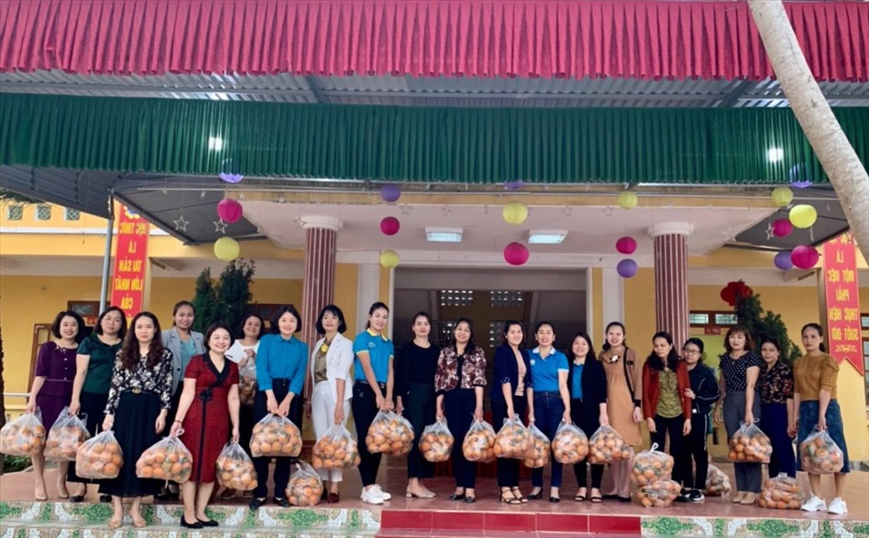 Đoàn viên Công đoàn huyện Hàm Yên (tỉnh Tuyên Quang) tiêu thụ cam giúp nông dân. Ảnh: Nguyễn Dương