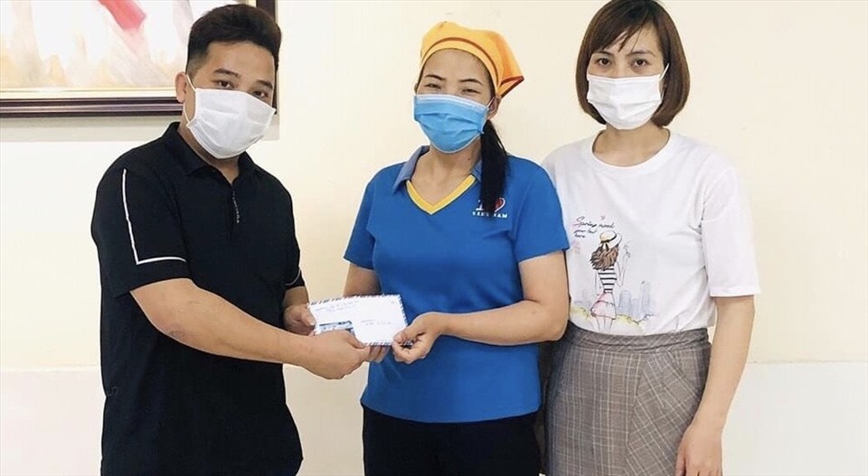Đại diện Ban chấp hành Công đoàn Công ty TNHH Hana Kovi (Bắc Giang) trao hỗ trợ cho chị Giáp Thị Khuê. Ảnh: LĐLĐ huyện Tân Yên