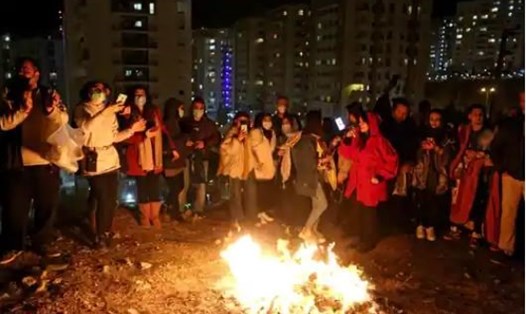 Lễ hội lửa Iran là truyền thống hàng năm trước thềm năm mới theo lịch nước này. Ảnh: AFP