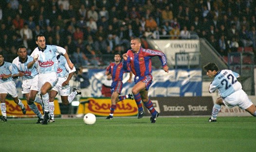 Bàn thắng ghi vào lưới Compostela hồi tháng 10.1996 là một trong những khoảnh khắc ấn tượng nhất trong màu áo Barcelona cũng như trong sự nghiệp của huyền thoại người Brazil. Ảnh: EFE