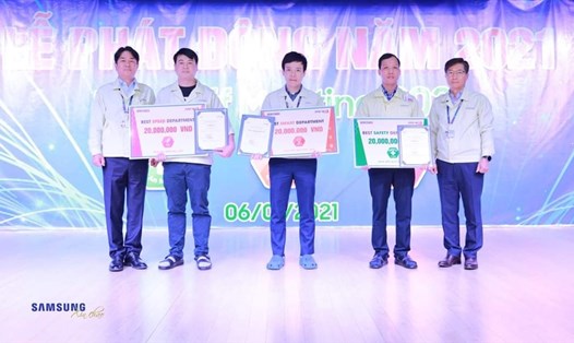 Lãnh đạo Công ty TNHH Samsung điện tử Việt Nam Thái Nguyên tặng thưởng cho nhân viên có sáng kiến sáng tạo. Ảnh: Xuân Hảo
