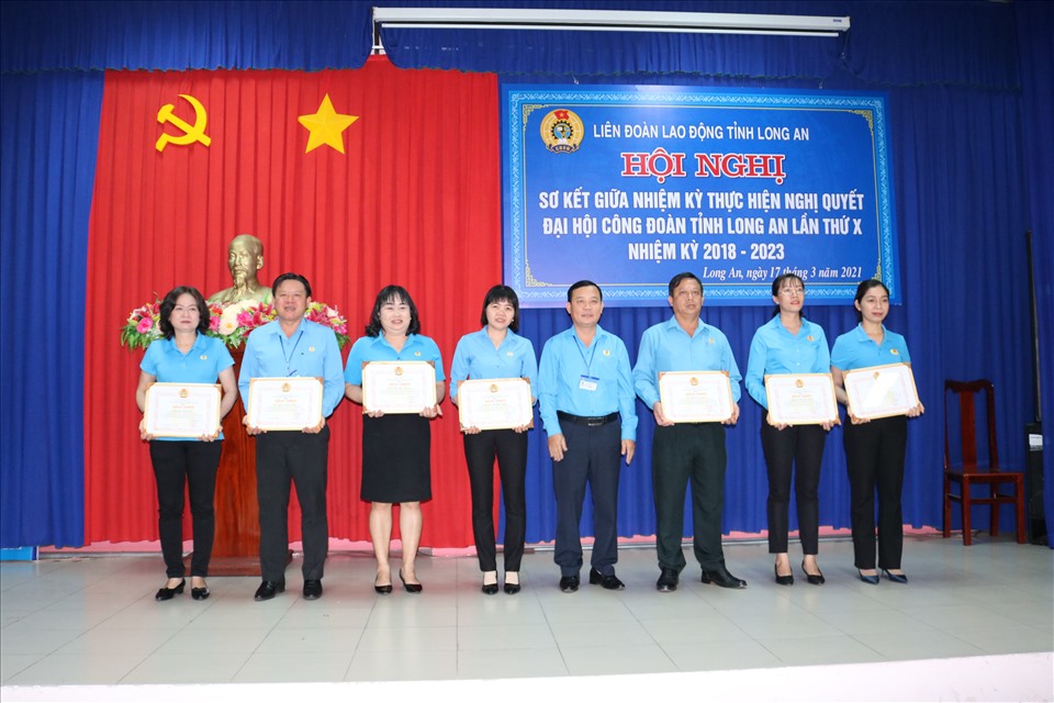 Khen thưởng các đơn vị, cá nhân có thành tích xuất sắc thực hiện nhiệm vụ trong nửa nhiệm kỳ qua. Ảnh: K.Q