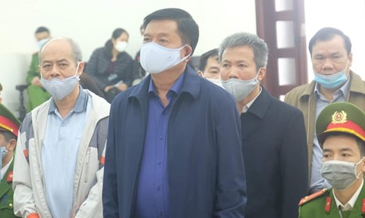 Ông Đinh La Thăng (đứng đầu) tại phiên toà sơ thẩm vụ án sai phạm xảy ra tại Dự án Ethanol Phú Thọ. Ảnh: C.H.