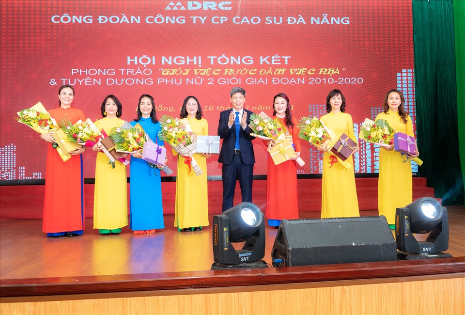 Các tập thể nữ lao động tiêu biểu được tôn vinh. Ảnh: Tùng Xuân