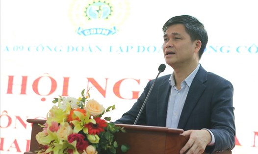 Ông Ngọ Duy Hiểu, Phó Chủ tịch Tổng Liên đoàn Lao động Việt Nam, phụ trách Khối thi đua phát biểu tại hội nghị. Ảnh: Bảo Hân