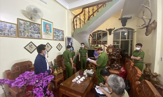 Cơ quan chức năng đọc lệnh bắt tạm giam đối với Nguyễn Thị Kim An - nguyên Giám đốc Sở Y tế tỉnh Sơn La. Ảnh: Công an Sơn La
