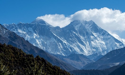 Đỉnh Everest của dãy núi Himalaya và các dãy núi khác chụp từ Namche Bazaar ở vùng Everest, cách thủ đô Kathmandu của Nepal khoảng 140km về phía đông bắc. Ảnh: AFP