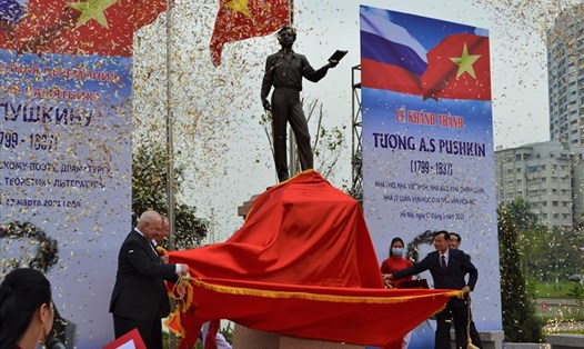 Khánh thành tượng đài đại thi hào Nga Alexander Pushkin tại Hà Nội. Ảnh: ĐSQ Nga