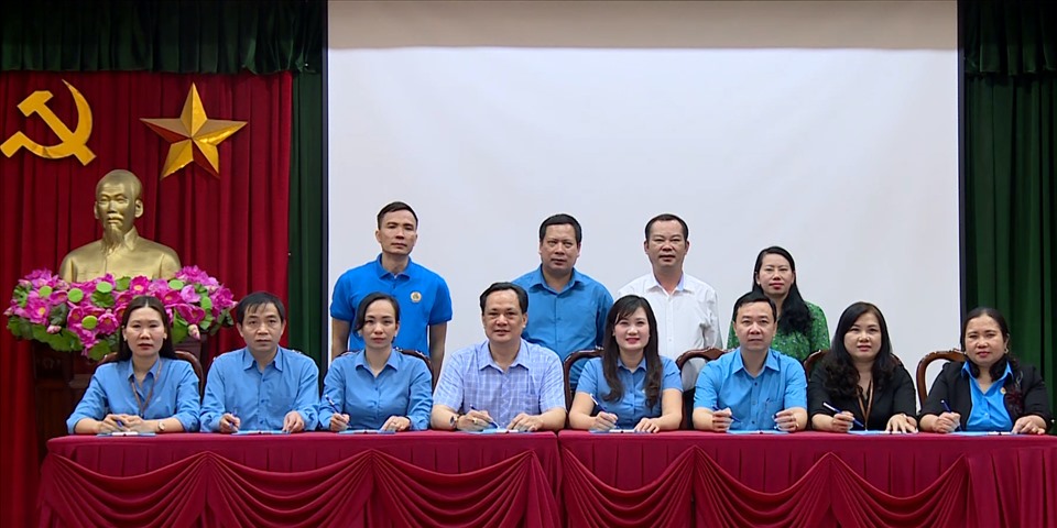 Lãnh đạo Liên đoàn Lao động các huyện, thị xã, thành phố của tỉnh Bắc Ninh ký giao ước thi đua năm 2021. Ảnh: Nguyễn Thanh Hiếu