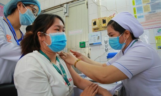Nhân viên y tế tại Bệnh viện Bệnh Nhiệt đới TPHCM tiêm vaccine COVID-19 hôm 8.3. Ảnh: Anh Tú