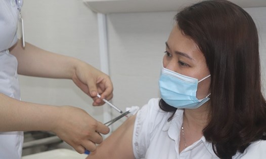Cán bộ, nhân viên y tế của Bệnh viện Phụ sản Hà Nội được tiêm vaccine ngừa COVID-19. Ảnh: Trần Thảo