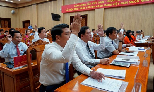 100% các đại biểu Hội đồng nhân dân tỉnh Kiên Giang biểu quyết thông qua dự thảo Nghị quyết. Ảnh: PV