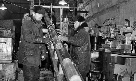 Các kỹ sư lấy lõi băng tại Camp Century, Greenland, khoảng năm 1966. Ảnh: US Army Corps of Engineers