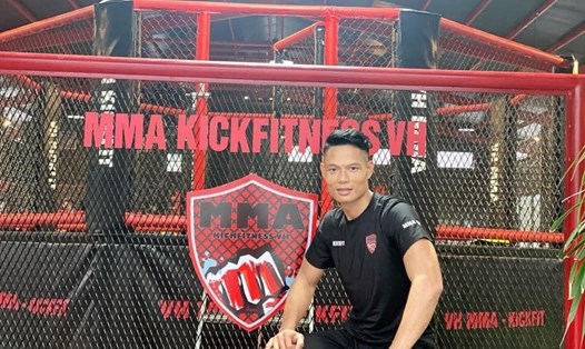 HLV Nguyễn Văn Hùng tại trung tâm MMA mang tên mình. Ảnh: NVCC