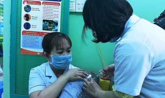 Sở Y tế Khánh Hòa tiêm vaccine phòng COVID-19 cho các cán bộ, nhân viên Bệnh viện Bệnh nhiệt đới tỉnh Khánh Hòa. Ảnh: Nhiệt Băng