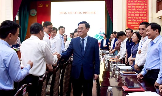 Bí thư Thành ủy Hà Nội Vương Đình Huệ và các đại biểu dự buổi làm việc tại Đảng bộ thị xã Sơn Tây. Ảnh: Viết Thành