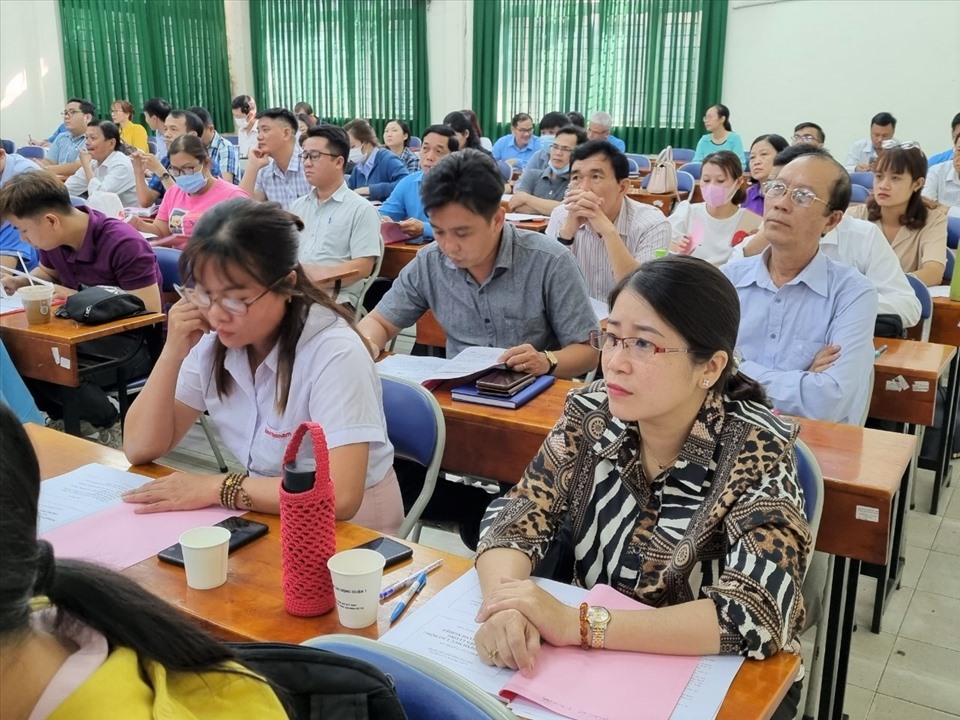 Các cán bộ Công đoàn tham gia lớp học. Ảnh Nam Dương