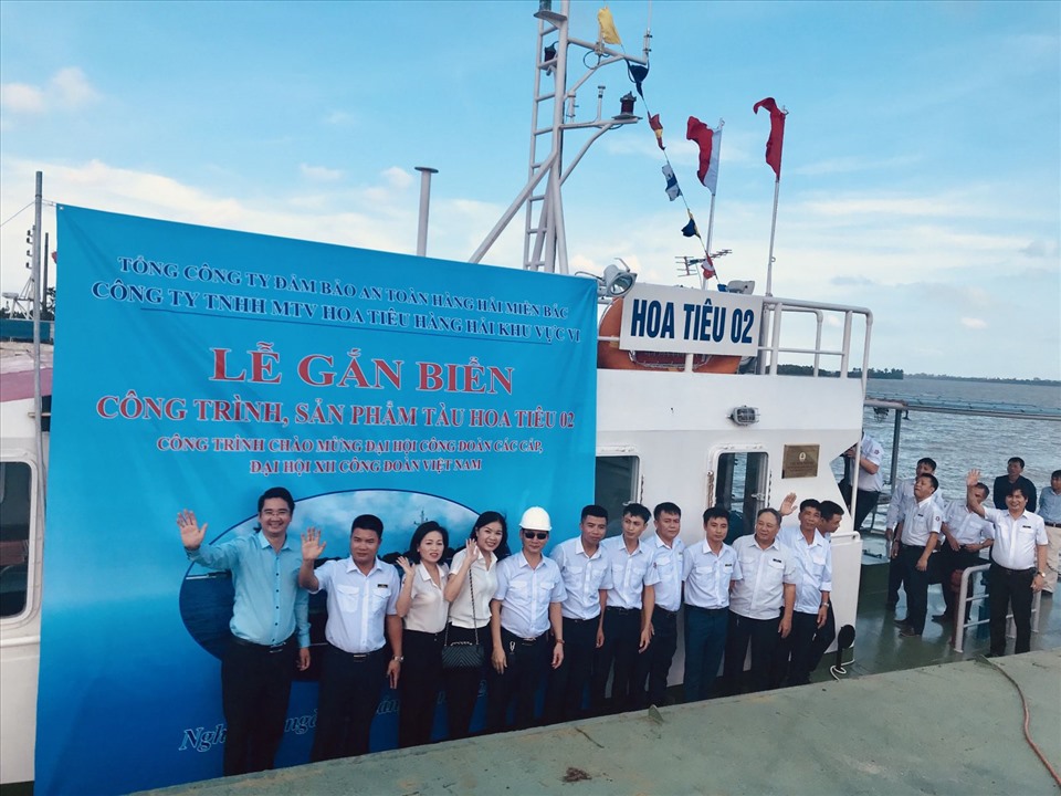 Lễ gắn biển chào mừng Tàu “Hoa tiêu 02” được đưa vào sử dụng. Ảnh: CĐGT