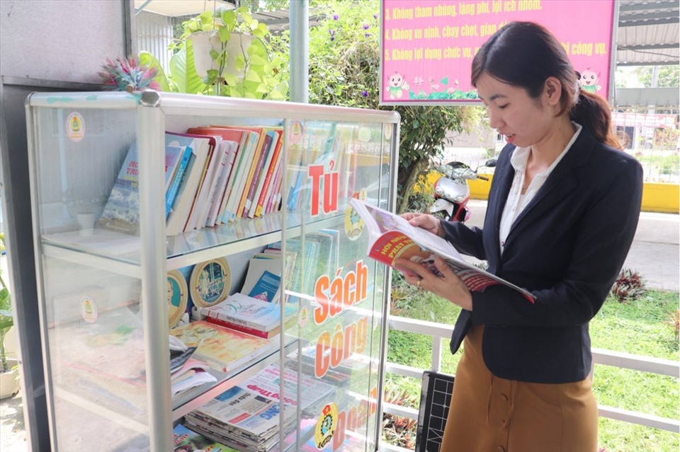Đoàn viên đến đọc sách tại Tủ sách Công đoàn. Ảnh: Lưu Hùng