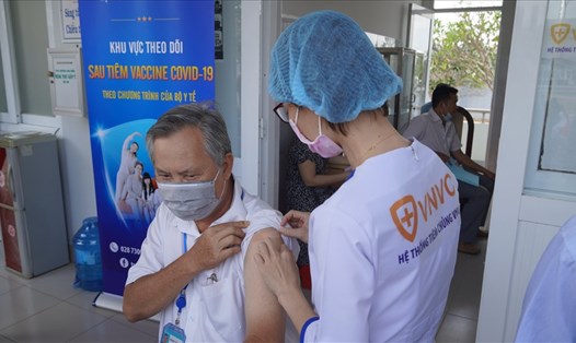 Bà Rịa – Vũng Tàu triển khai chích ngừa vaccine COVID-19 cho cán bộ y tế. Ảnh: Nguyễn Độ