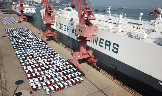 Ô tô của Trung Quốc chờ xuất khẩu ở Liên Vân Cảng, tỉnh Giang Tô, tháng 9.2020. Ảnh: Xinhua