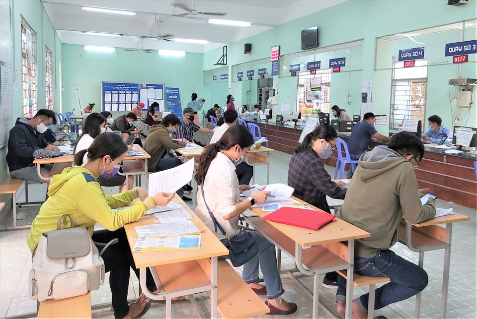 Người lao động bị mất việc hoặc bị giảm giờ làm việc do ảnh hưởng từ đại dịch COVID-19 có thể đăng ký để được học nghề miễn phí. Ảnh Nam Dương