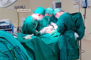 Các bác sĩ phẫu thuật lấy dao Thái dài gần 10cm ra khỏi ngực bệnh nhân đâm thủng tim mình- Ảnh: Bệnh viện cung cấp