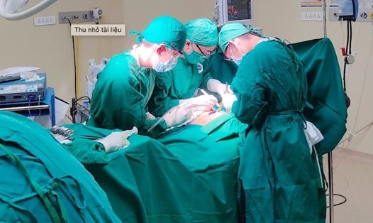 Các bác sĩ phẫu thuật lấy dao Thái dài gần 10cm ra khỏi ngực bệnh nhân đâm thủng tim mình- Ảnh: Bệnh viện cung cấp