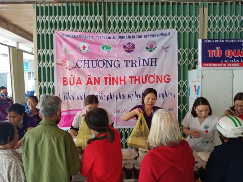 Ấm lòng với hàng nghìn suất cơm miễn phí cho bệnh nhân nghèo ở Hà Tĩnh