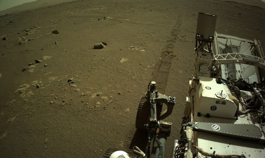 Tàu vũ trụ NASA di chuyển trên bề mặt sao Hỏa. Ảnh: NASA.