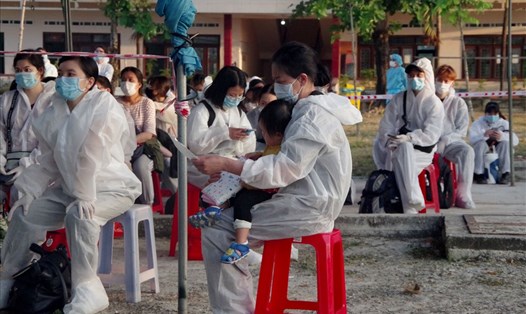 Tỉnh Bình Định tiếp nhận, cách ly y tế 343 công dân Việt Nam về nước từ Nhật Bản. Ảnh: N.P
