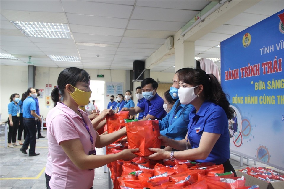 Lãnh đạo Liên đoàn Lao động tỉnh và Tỉnh đoàn Vĩnh Phúc phát “Bữa sáng hạnh phúc” cho công nhân lao động thời điểm tháng 5.2020. Ảnh: Huyền Trang.