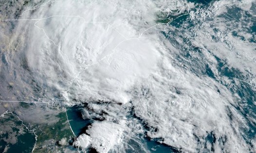 Ảnh vệ tinh cơn bão nhiệt đới Bertha đang tiến vào bờ biển Nam Carolina, Mỹ. Ảnh: NOAA