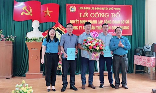 LĐLĐ huyện Quế Phong  (tỉnh Nghệ An) công bố quyết định thành lập Công đoàn cơ sở Công ty Cổ phần Thủy điện Sông Quang. Ảnh: TT