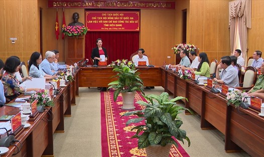 Chủ tịch Quốc hội Nguyễn Thị Kim Ngân đánh giá cao công tác chuẩn bị bầu cử của tỉnh Kiên Giang. Ảnh: PV